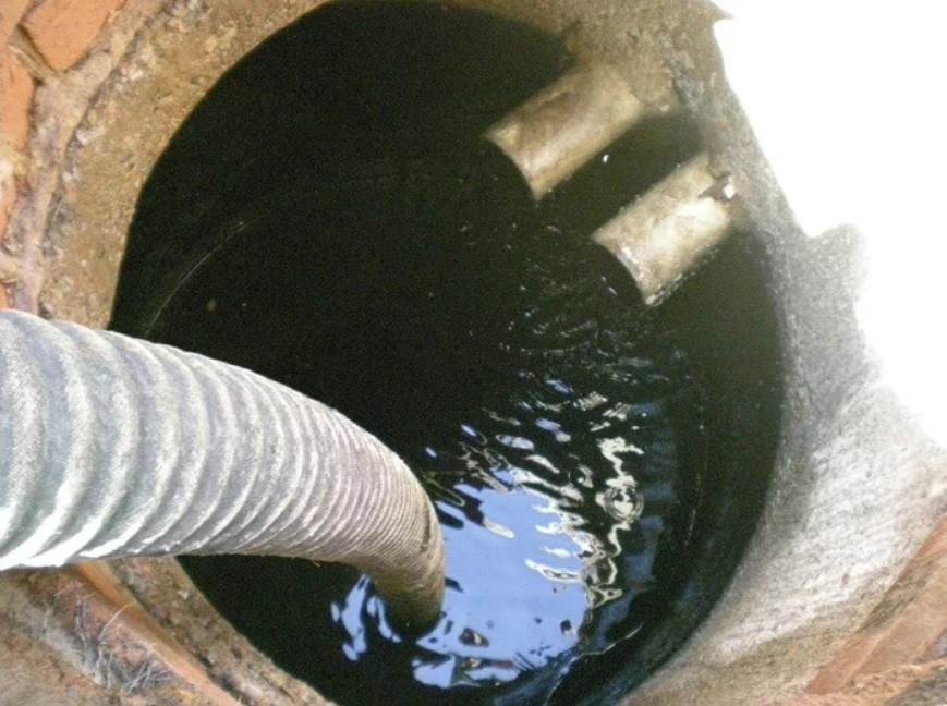 фото откачки колодца канализации